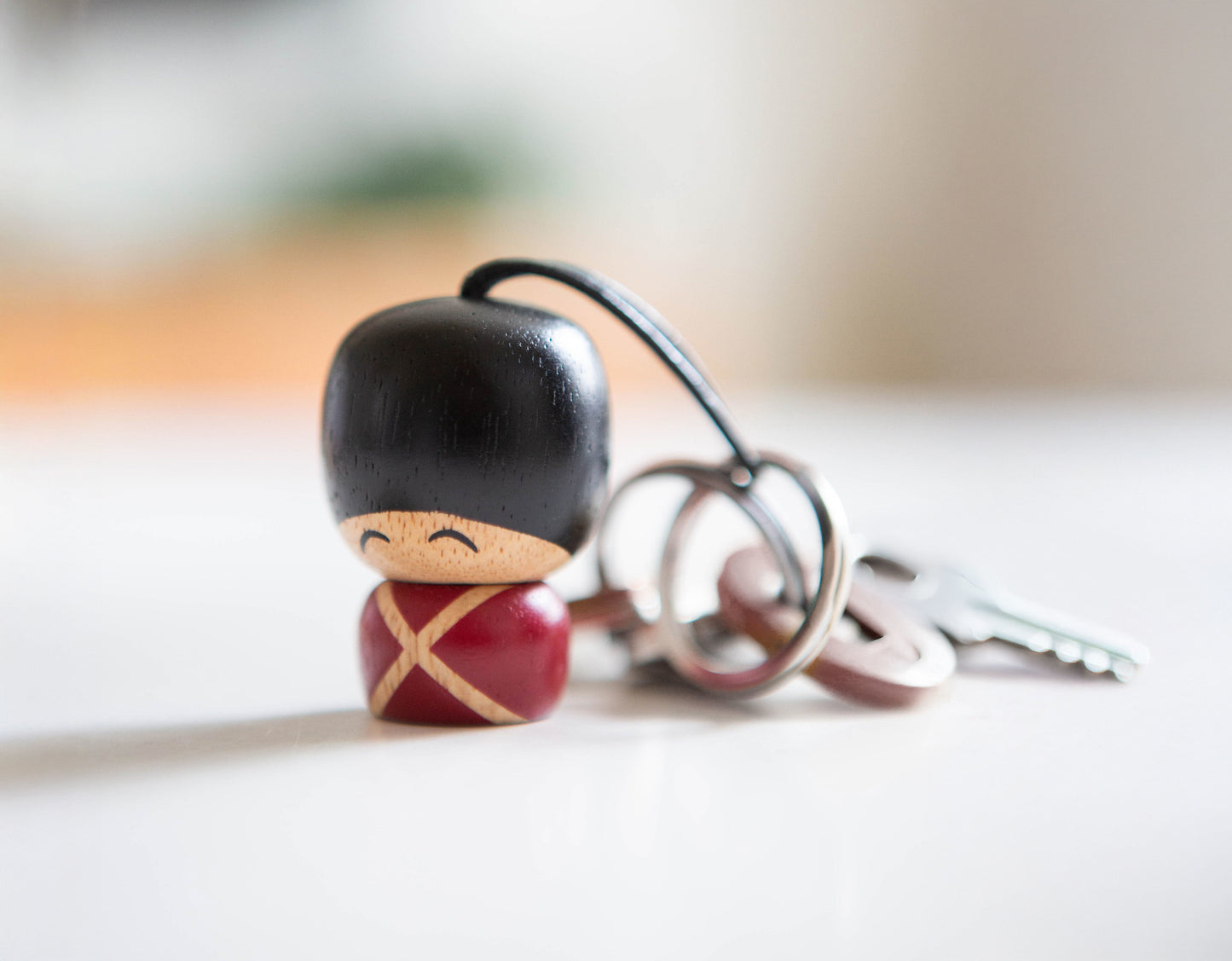 
                  
                    Vincent Gardernøglering på bord. Nøgler sat fast i metalring. Figuren står op, så det er nemt at finde nøglerne. 
                  
                