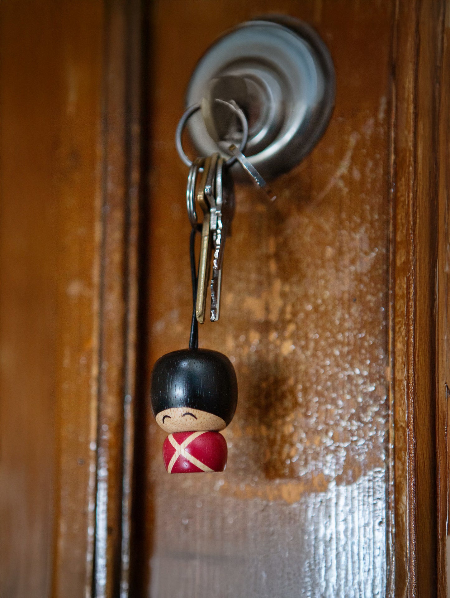 
                  
                    Vincent Gardernøglering. Hænger i et nøglebundt, der er sat i døren. Retro dør. 
                  
                