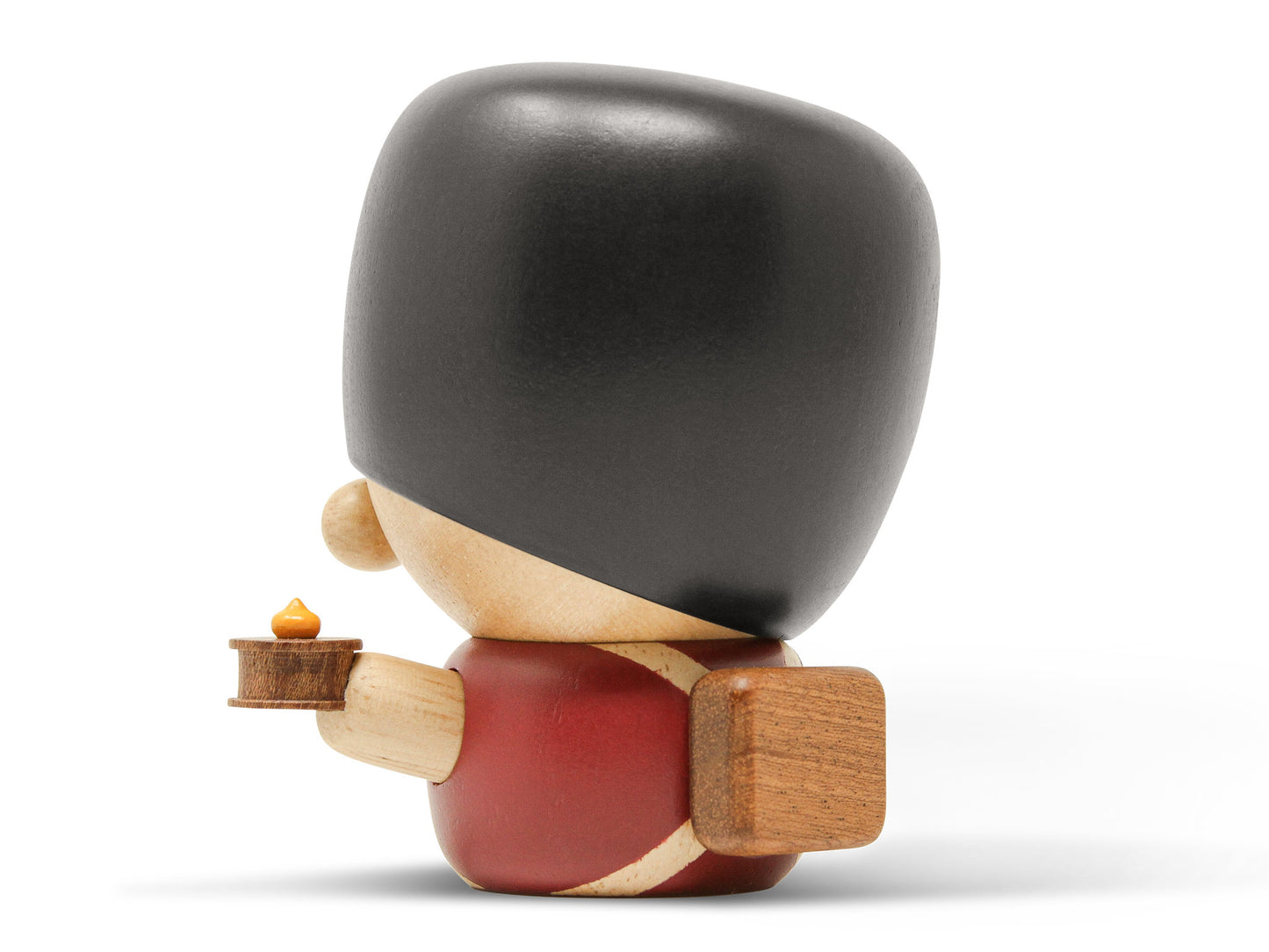 
                  
                    Fyrtøjet figuren set bagfra. Soldaten har fyrtøj i hånden og rygsæk på ryggen. 
                  
                