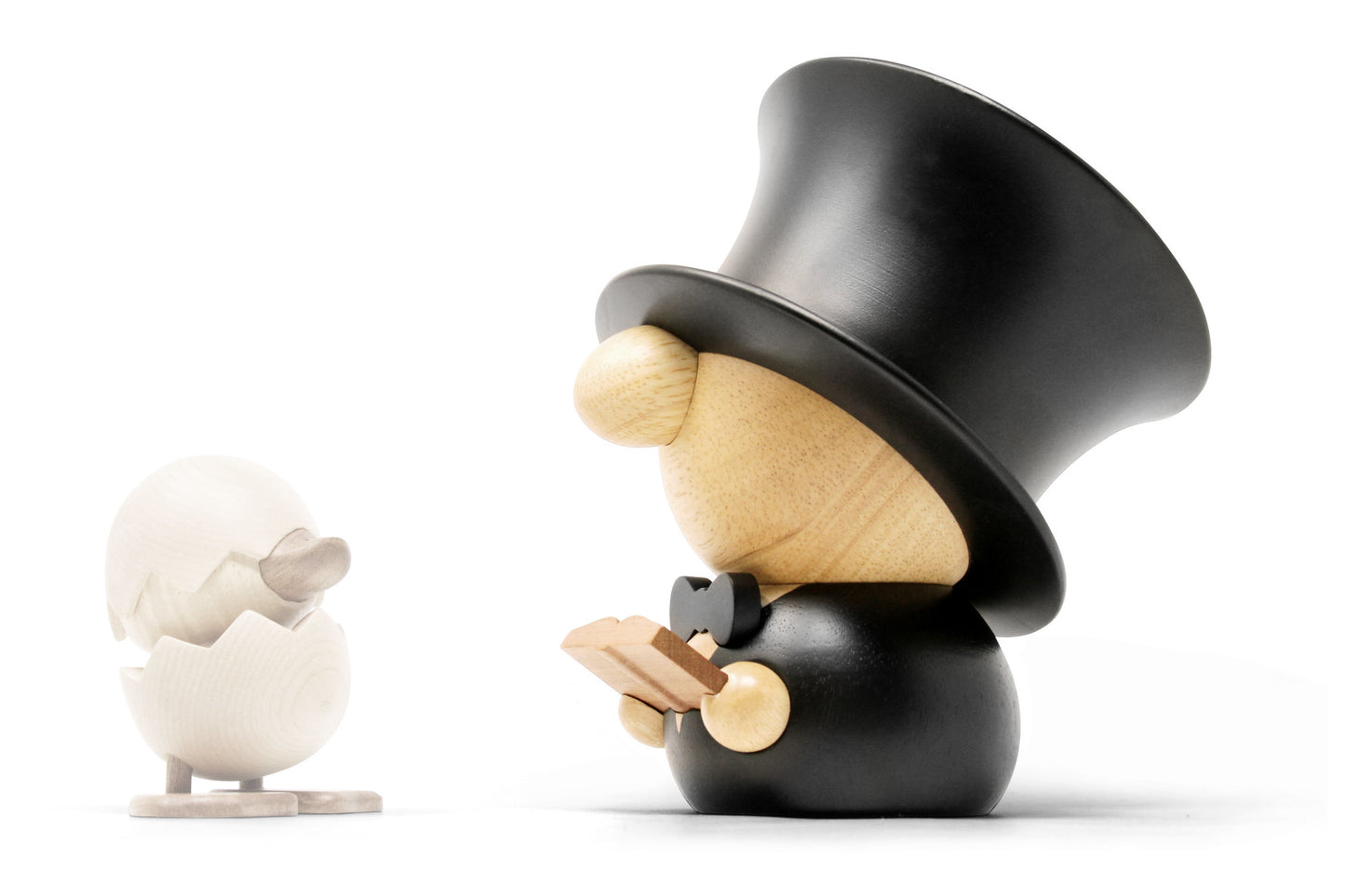 H. C. Andersen XXL figur. Her ses  hc Andersen XXL figurens størrelse, 17cm høj, i kontrast til Den Grimme Ælling figuren, der kun er 8cm høj.